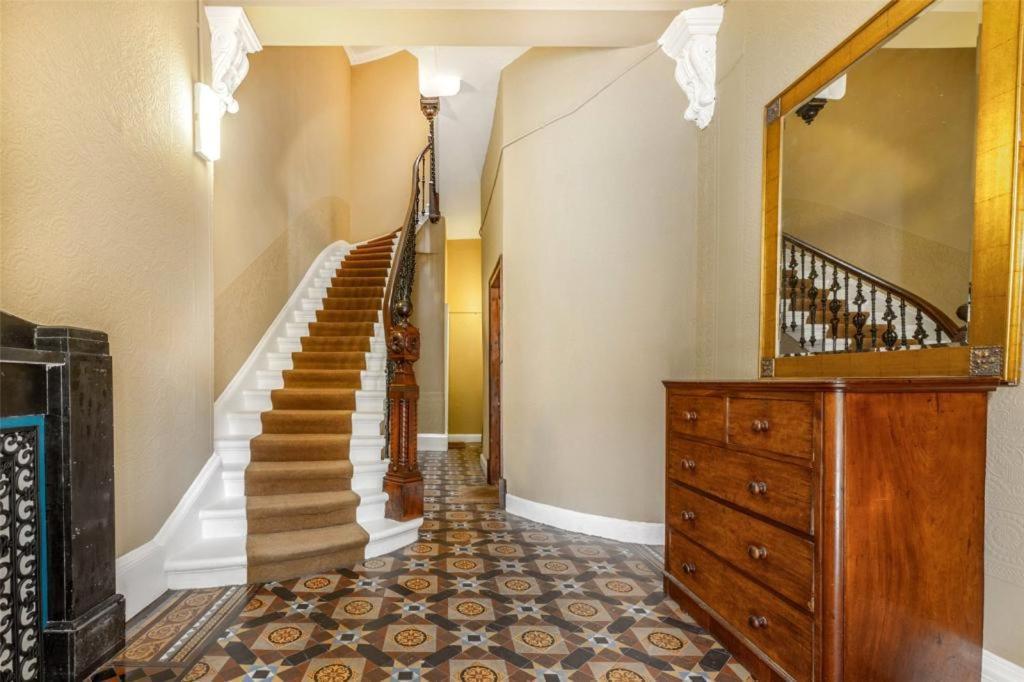 Beautiful Double In Idyllic West End Townhouse Accommodatie bij particulieren *